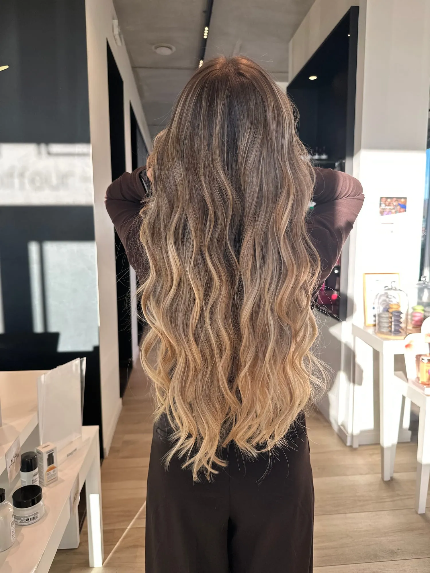Balayage caramel sur cheveux longs ondulés, vu de dos