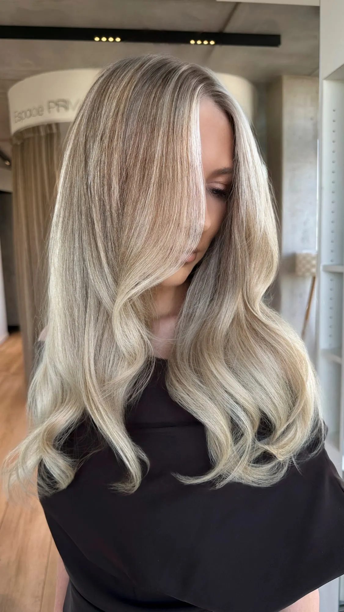 Blond lumineux aux reflets nuancés et ondulations souples