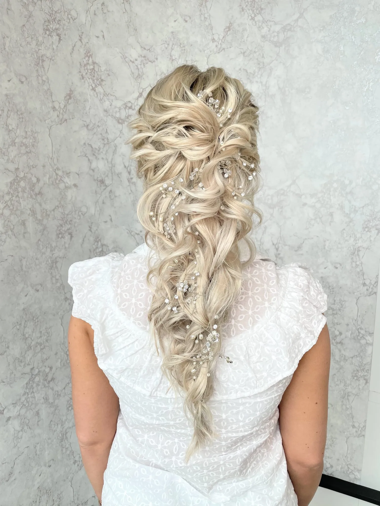 Coiffure de mariée tressée, réalisée au salon Koehler