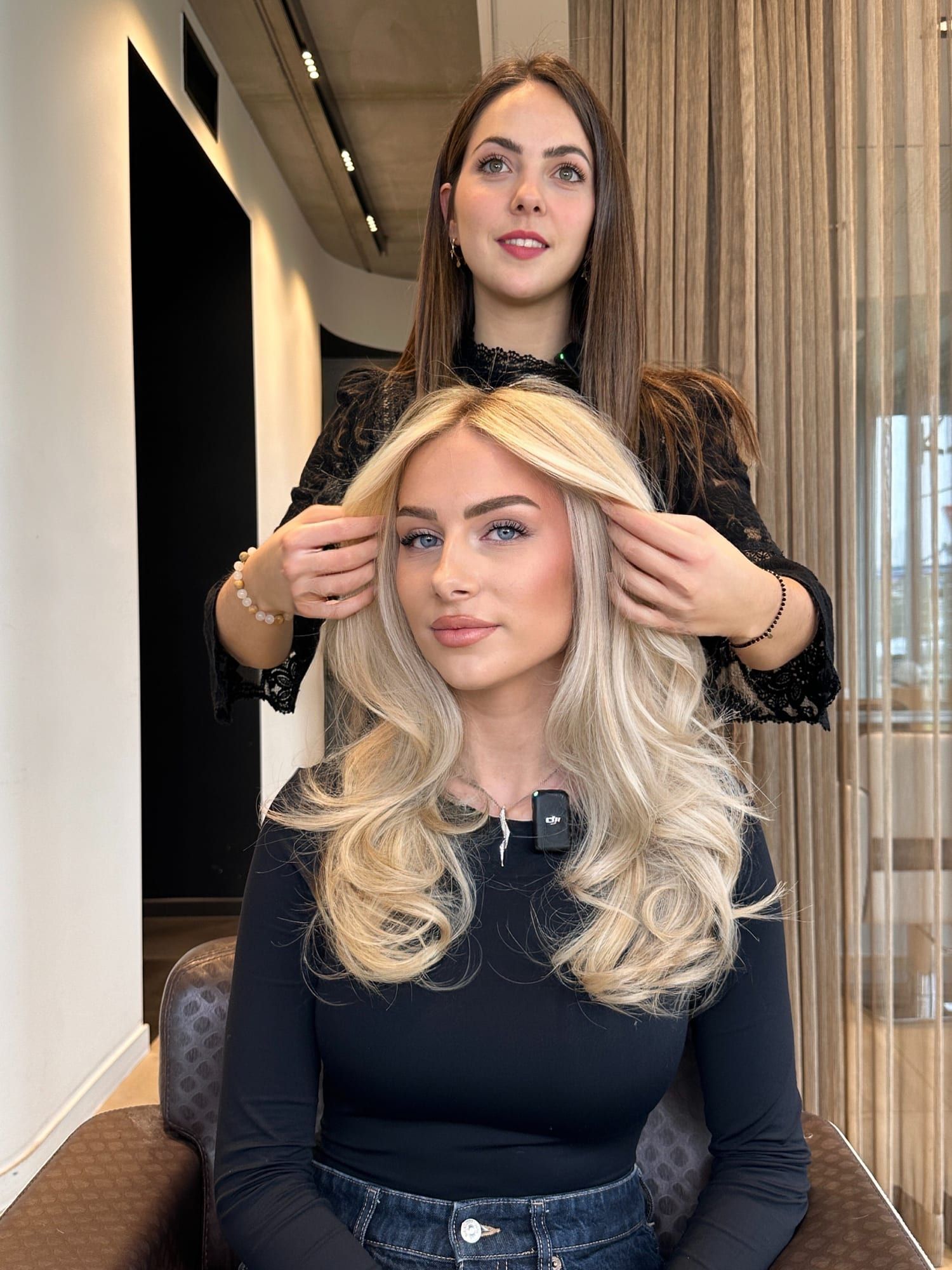 Une formatrice Koehler réalise le diagnostic d'une cliente blonde