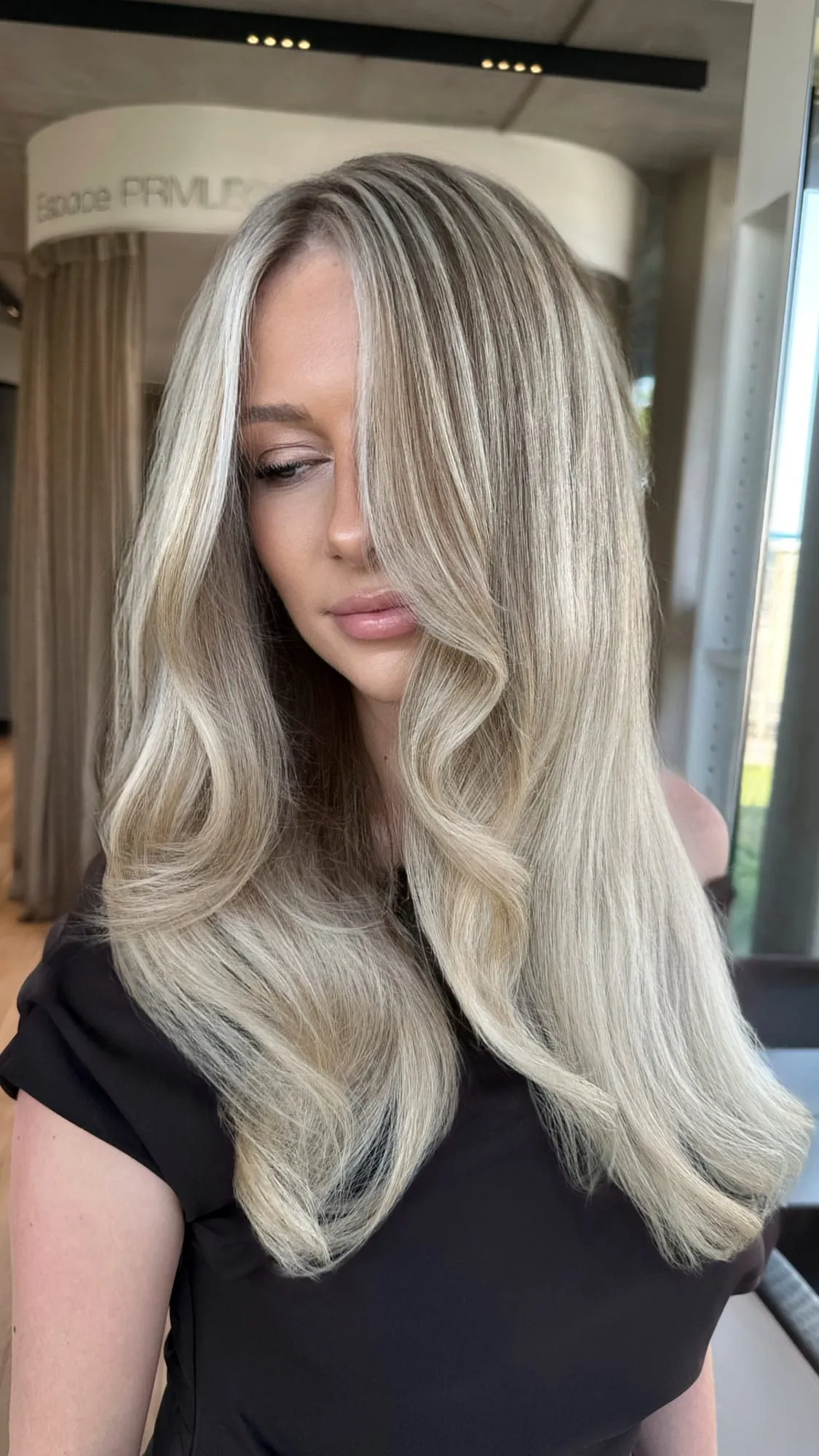 Blond lumineux aux reflets nuancés, réalisé au salon Koehler