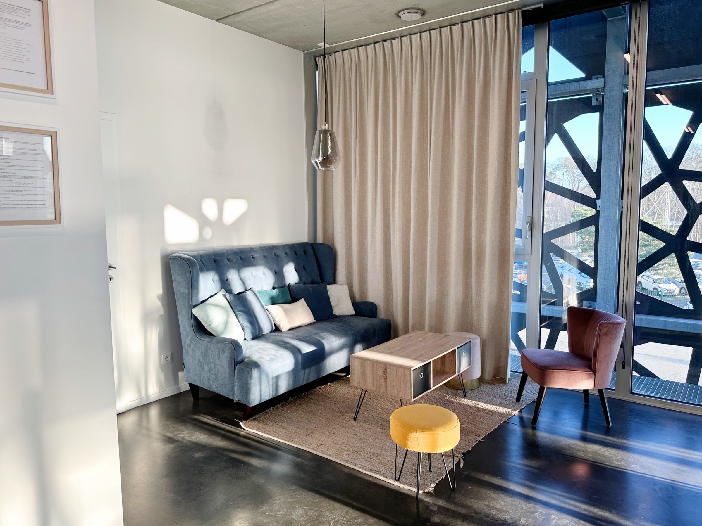 L'espace détente du Campus, canapé et fauteuils près des baies vitrées