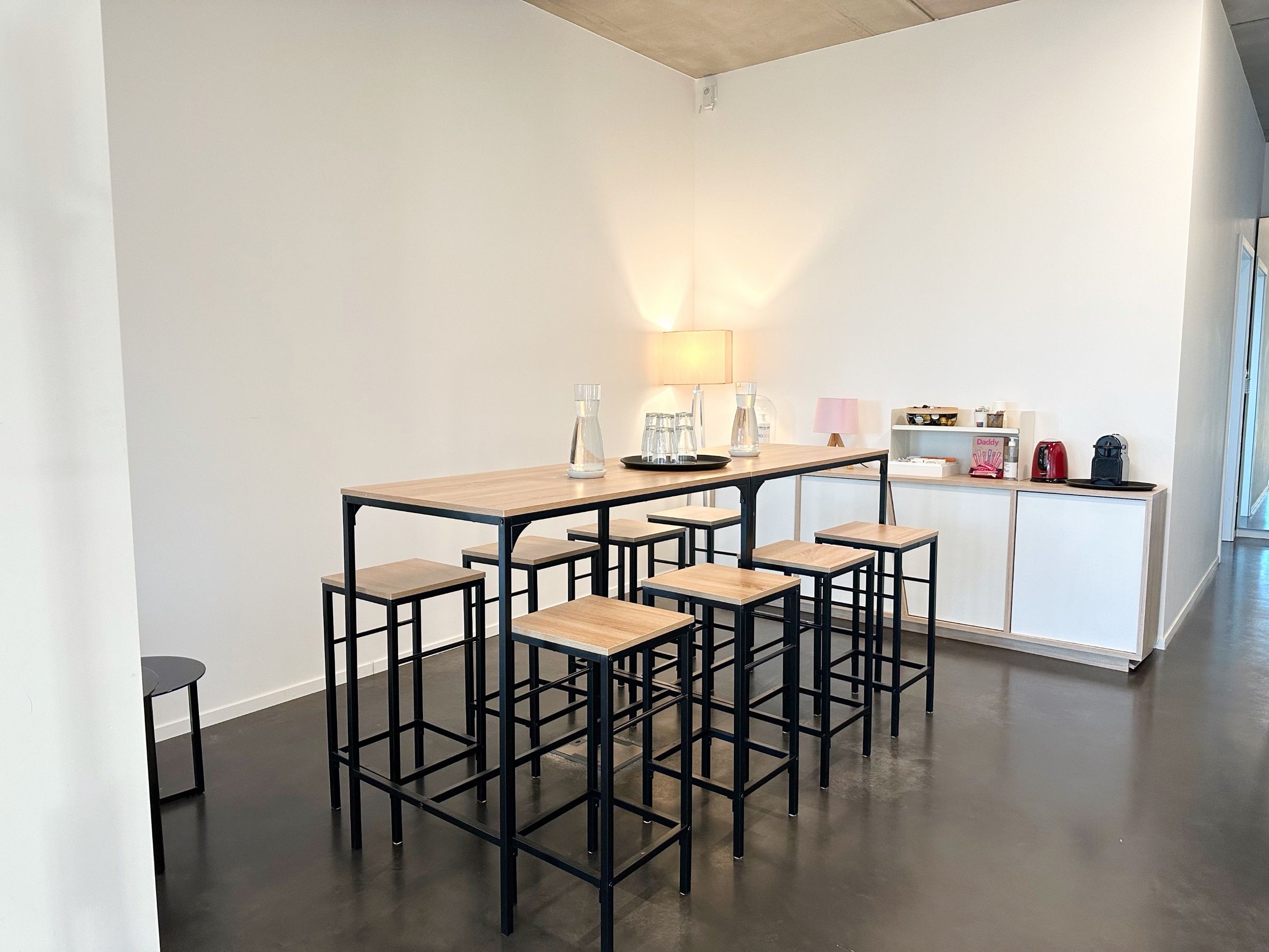 L'espace tables hautes du Campus