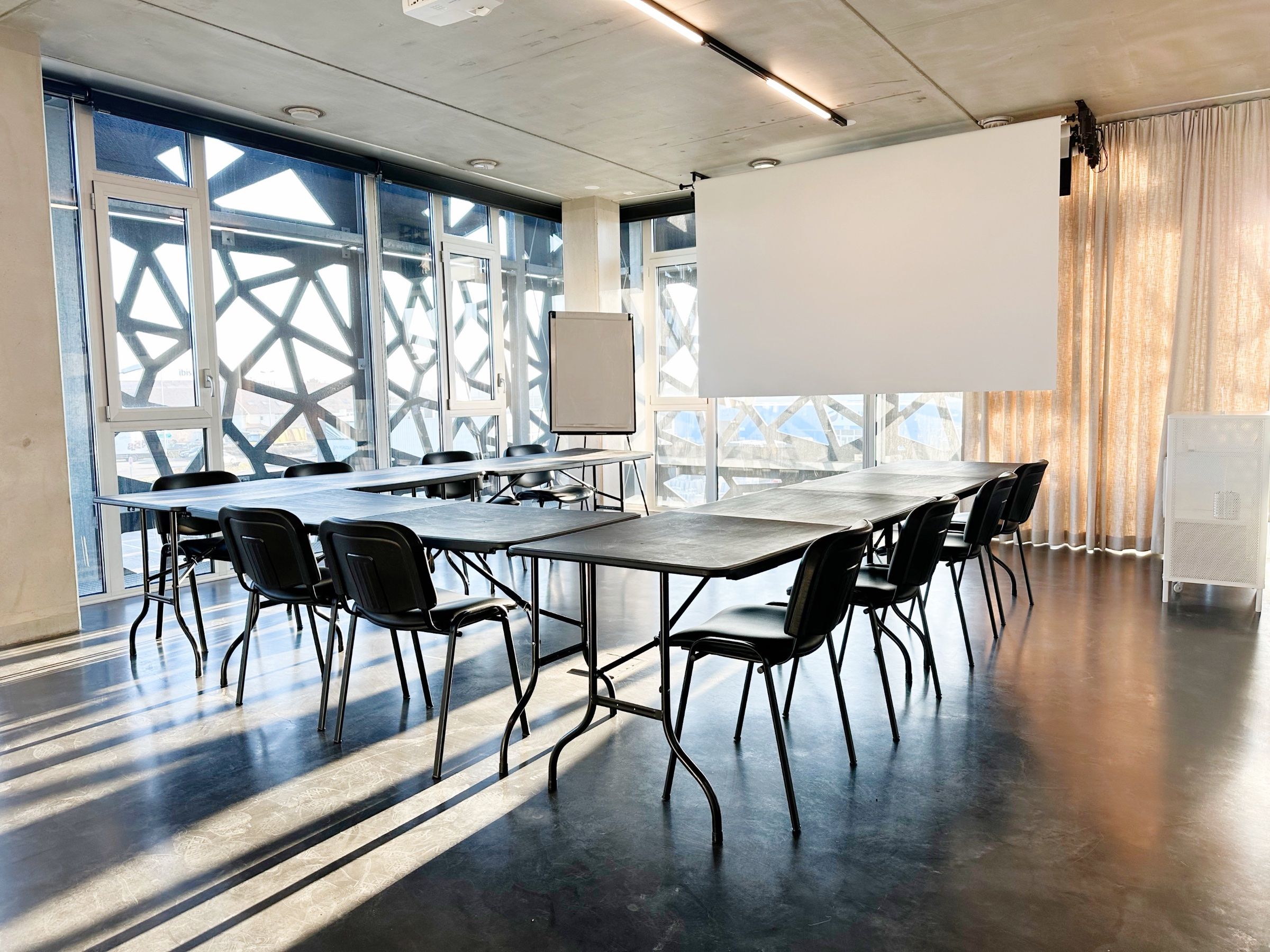 La salle de formation du Campus, tables alignées face à l'écran